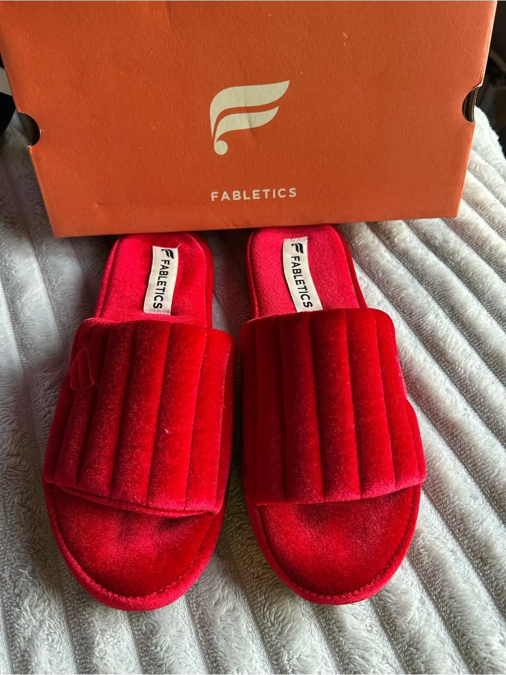 New In Box-Fabletics Red Velvet Slides - Picture 3 of 5